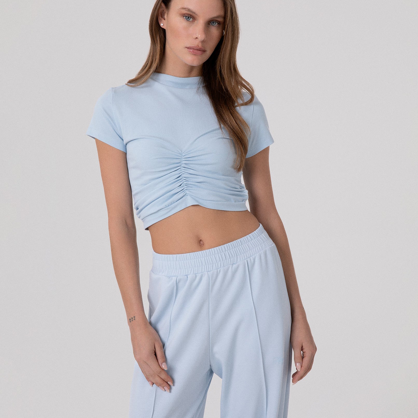 T-SHIRT IN BIELASTICO CON ARRICCIATURE DAVANTI