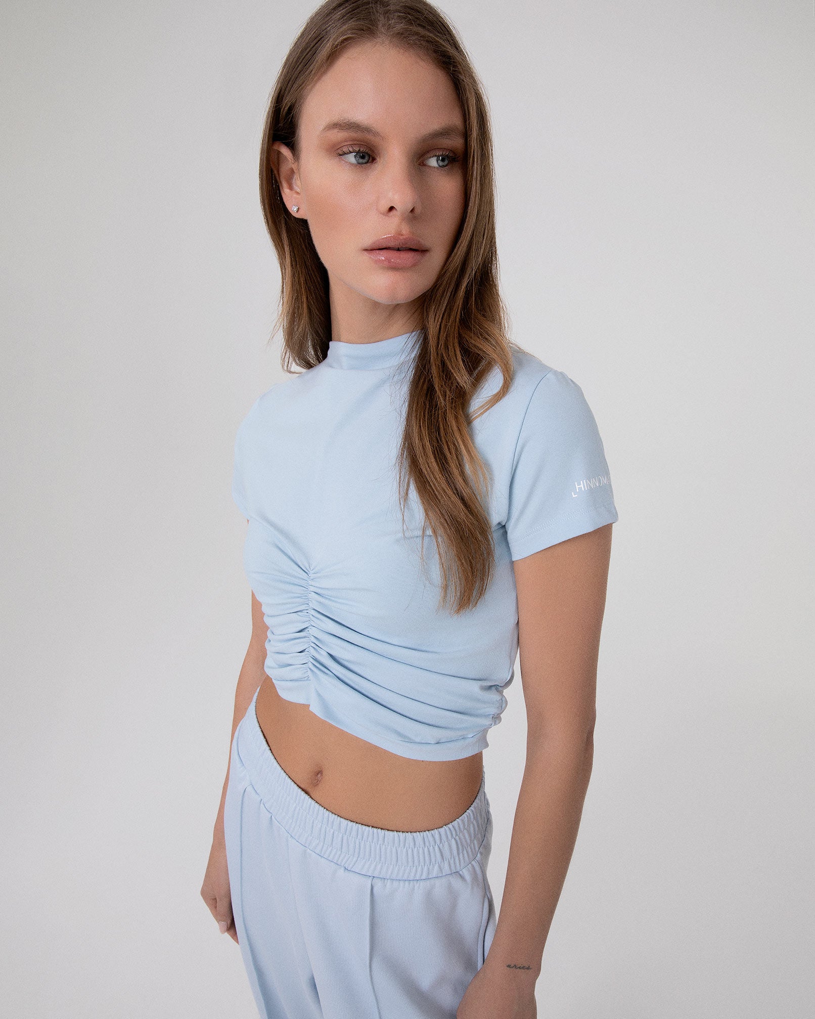 T-SHIRT IN BIELASTICO CON ARRICCIATURE DAVANTI