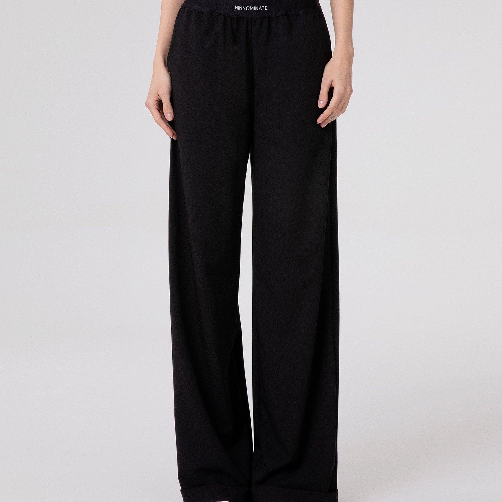 PANTALONE CON ELASTICO IN VITA E RISVOLTO SUL FONDO