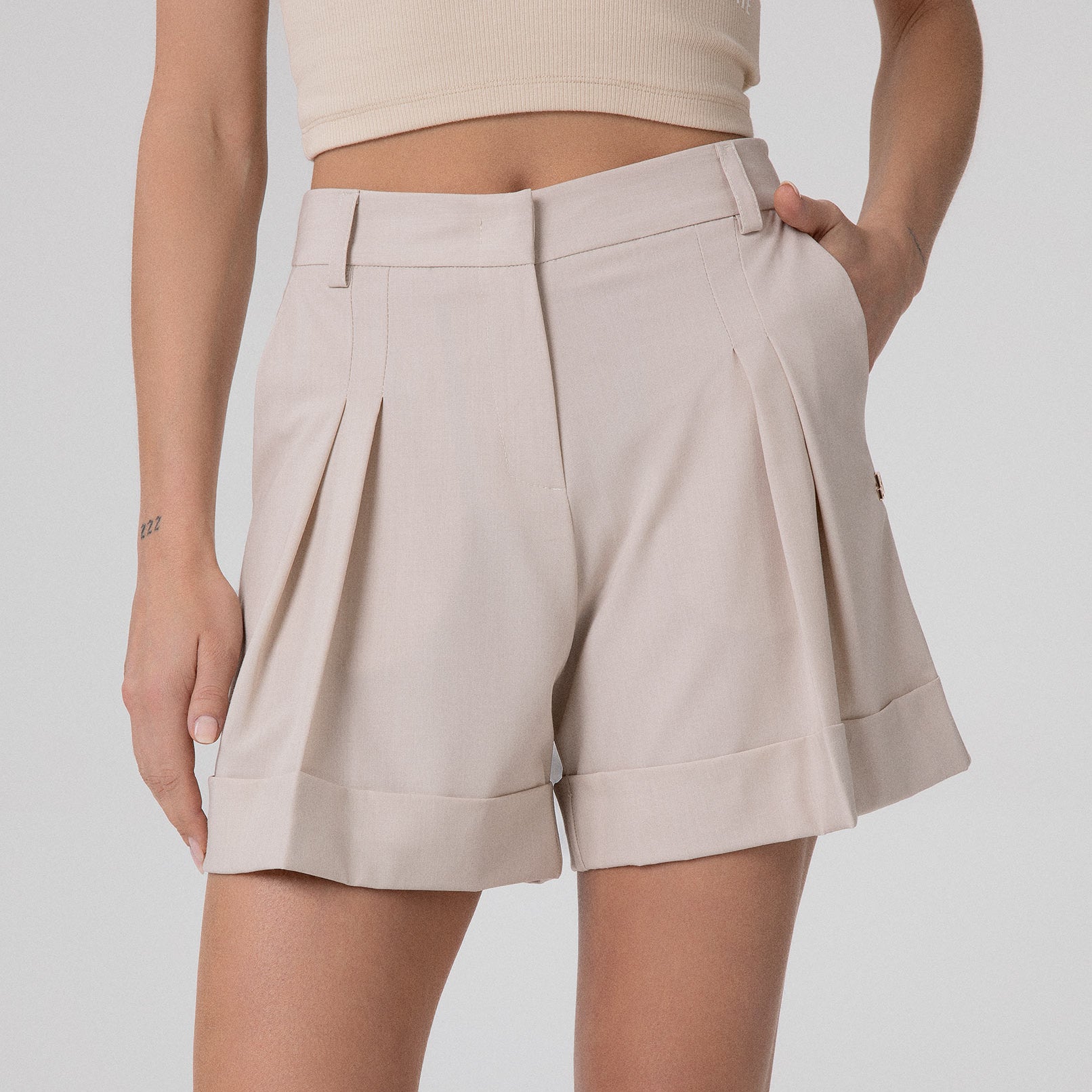 SHORTS CON RISVOLTO E PENCES