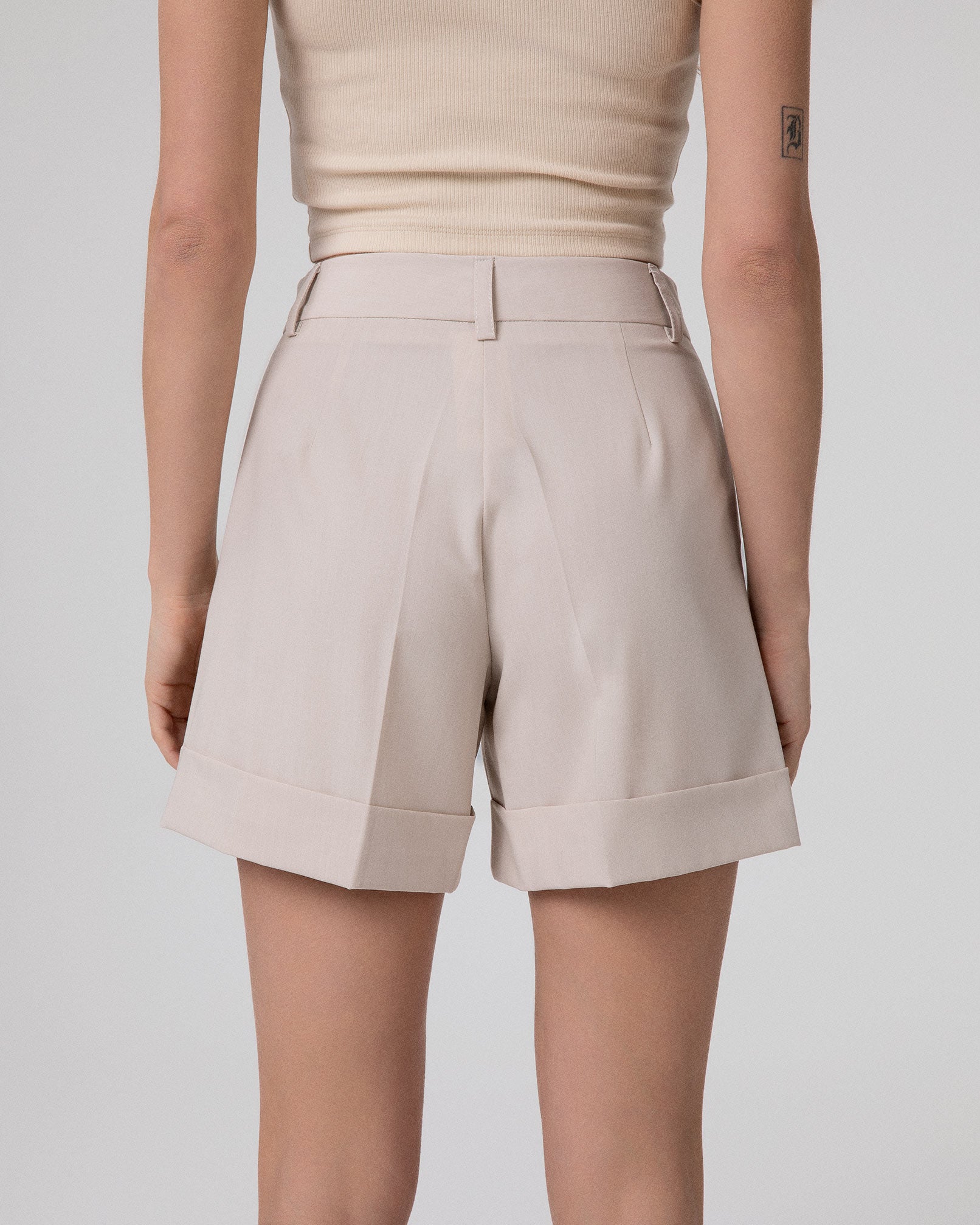 SHORTS CON RISVOLTO E PENCES
