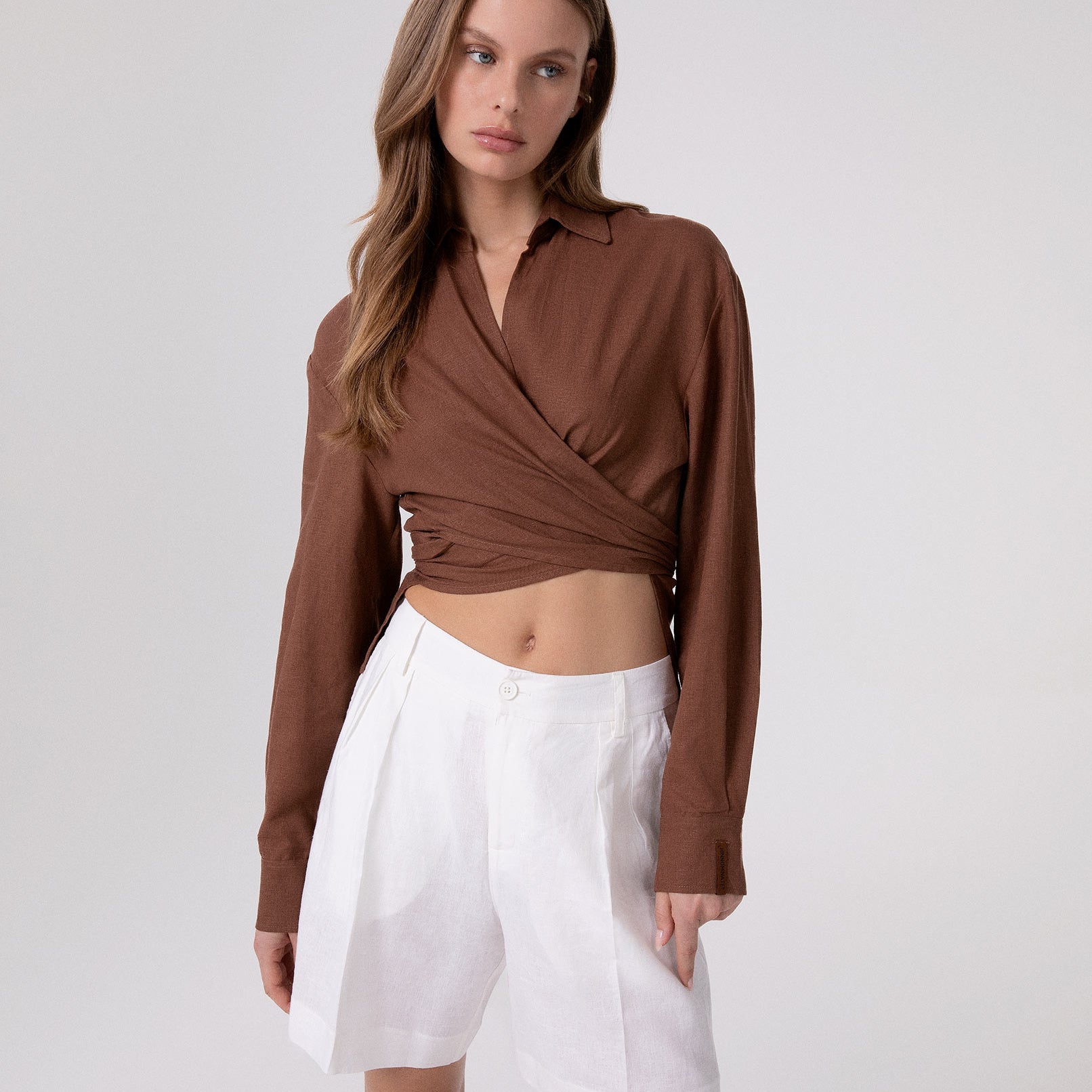 CAMICIA CORTA IN LINO CON NODO SUL DAVANTI