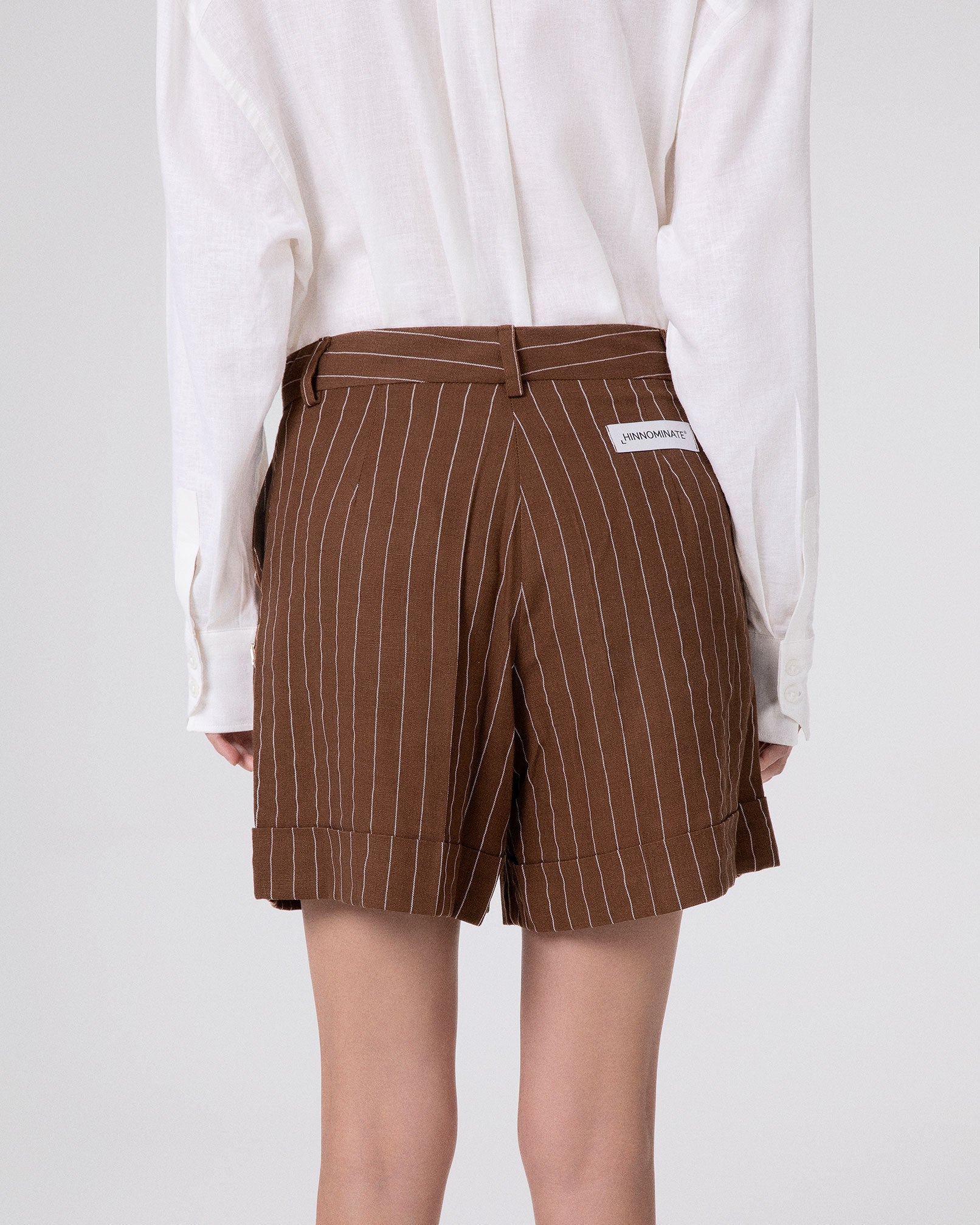 SHORTS CON RISVOLTO E PENCES IN LINO GESSATO