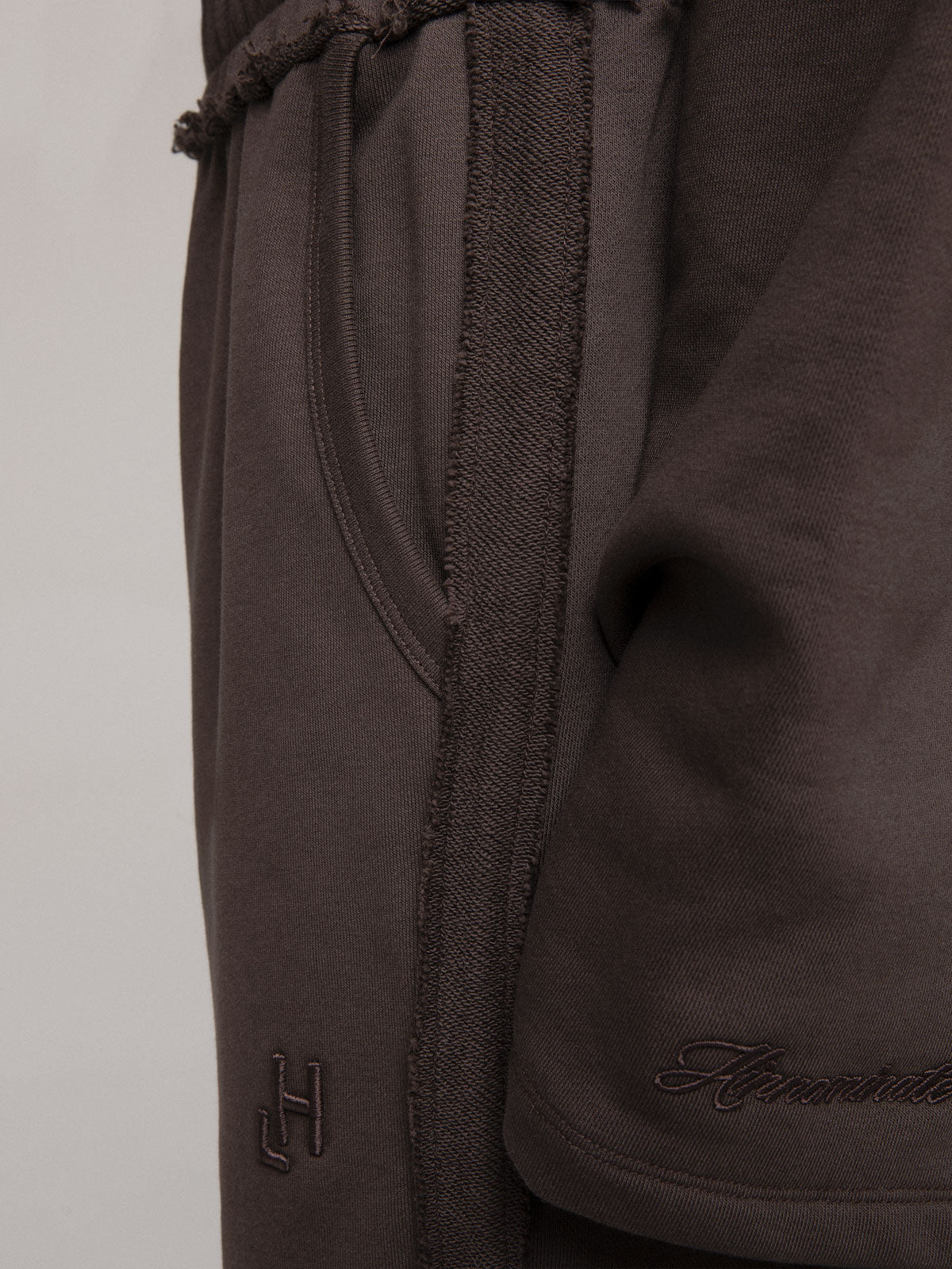 PANTALONE BASICO CON PARTI A ROVESCIO