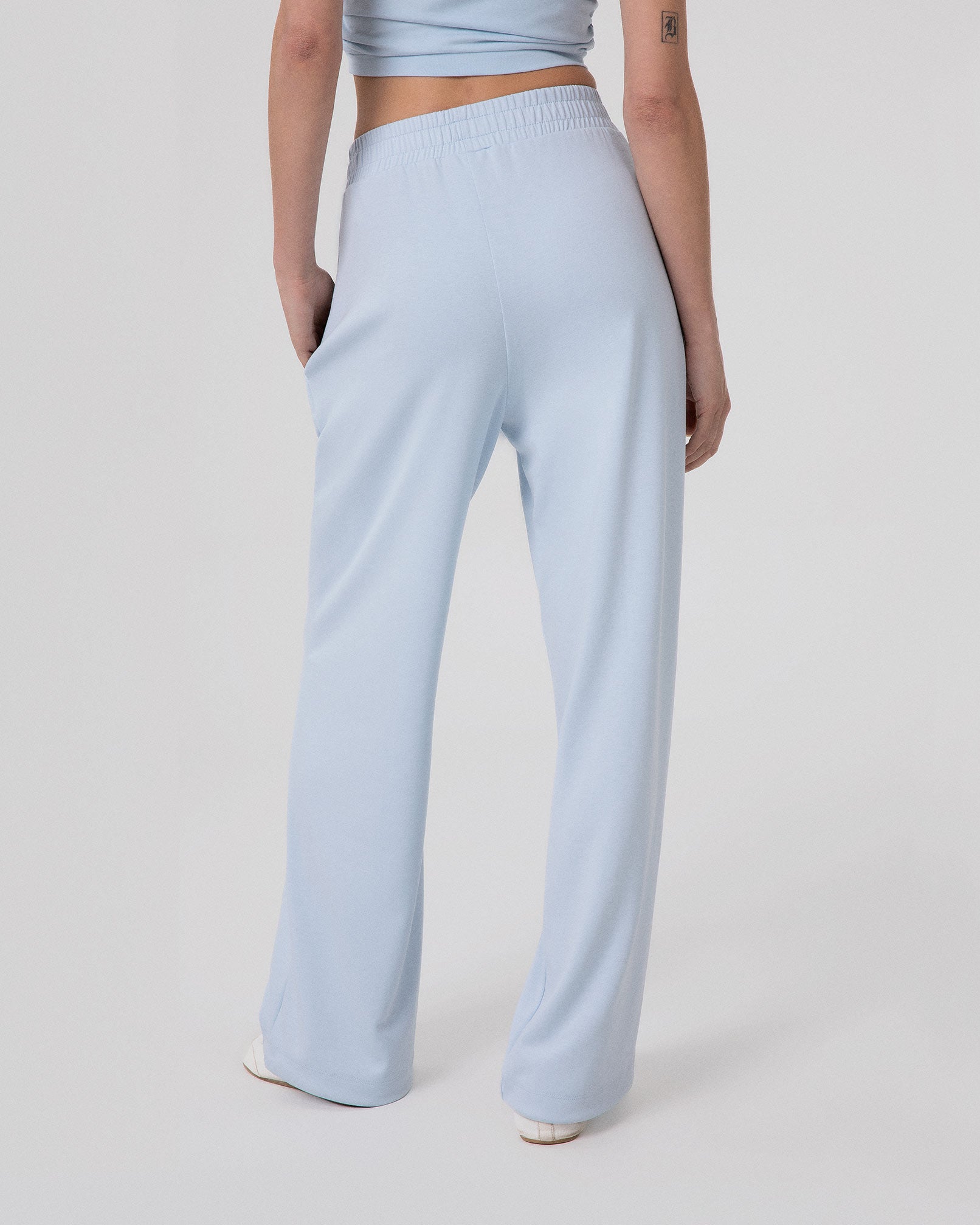 PANTALONE IN VISCOSA MORBIDO CON NERVATURE SUL DAVANTI