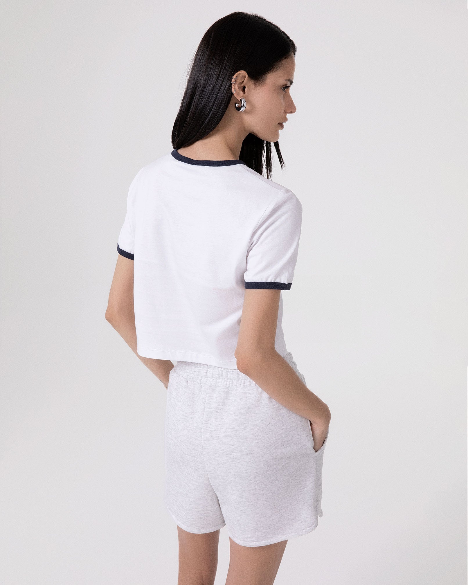 T-SHIRT IN JERSEY CON COLLO E BORDI MANICA IN CONTRASTO