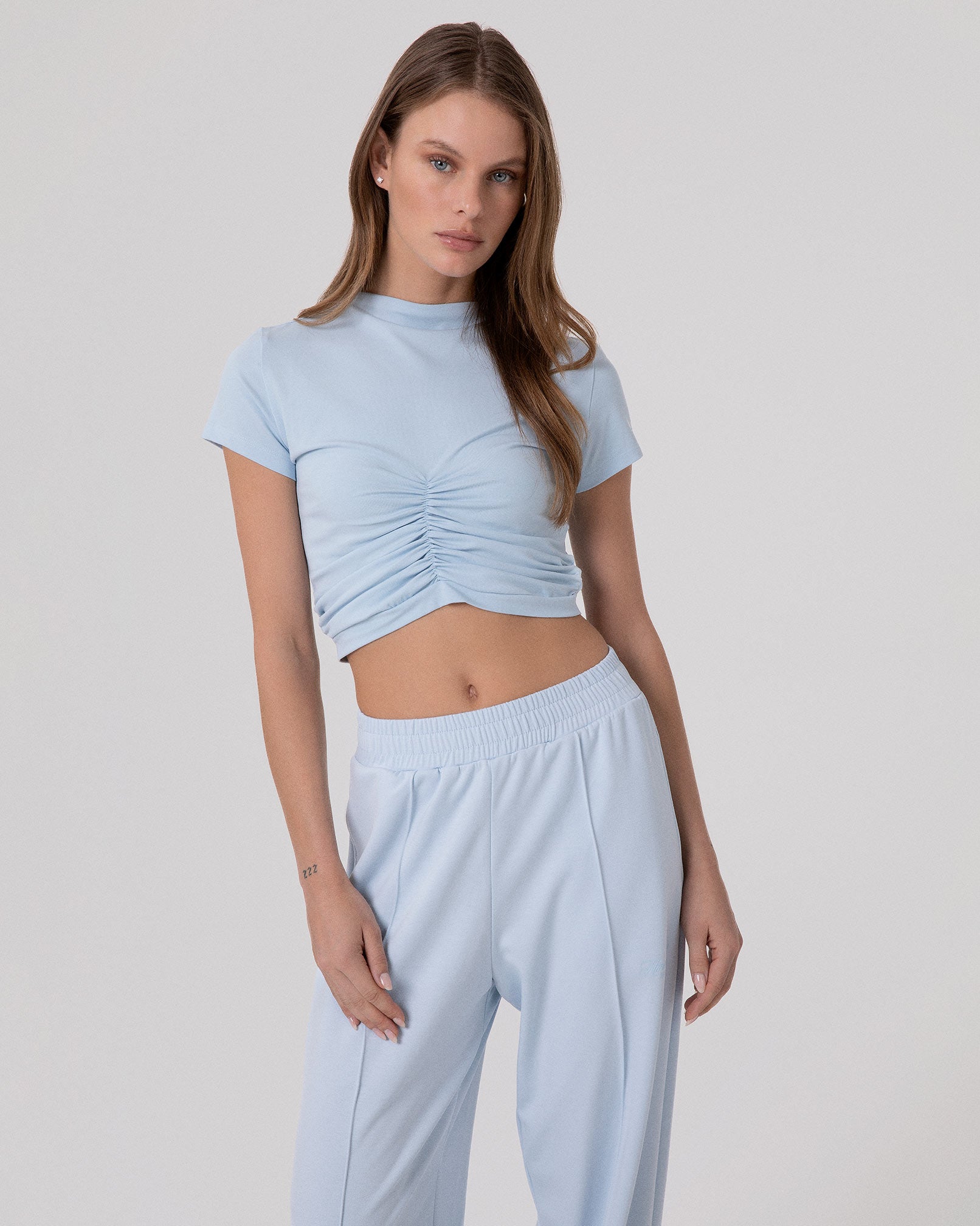 T-SHIRT IN BIELASTICO CON ARRICCIATURE DAVANTI
