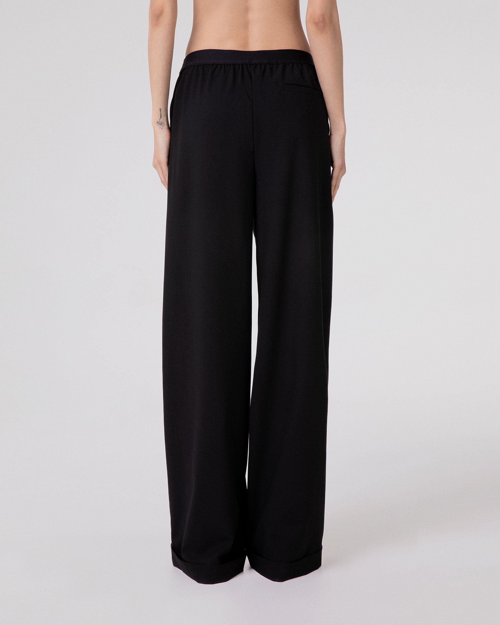 PANTALONE CON ELASTICO IN VITA E RISVOLTO SUL FONDO