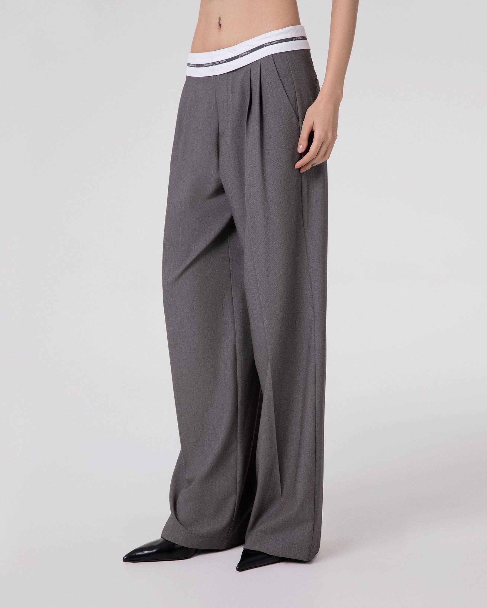 PANTALONE DRITTO CON PENCES CON CINTO LOGATO