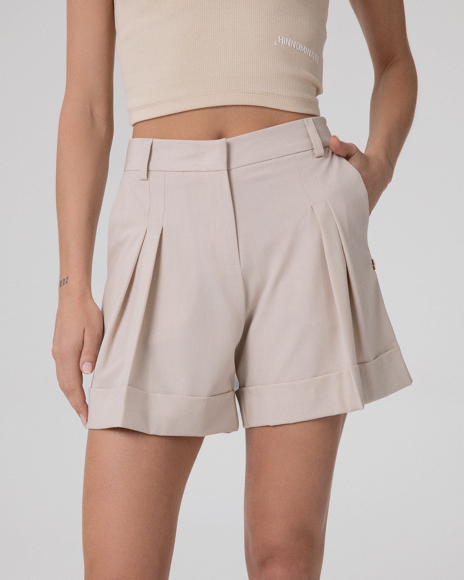 SHORTS CON RISVOLTO E PENCES