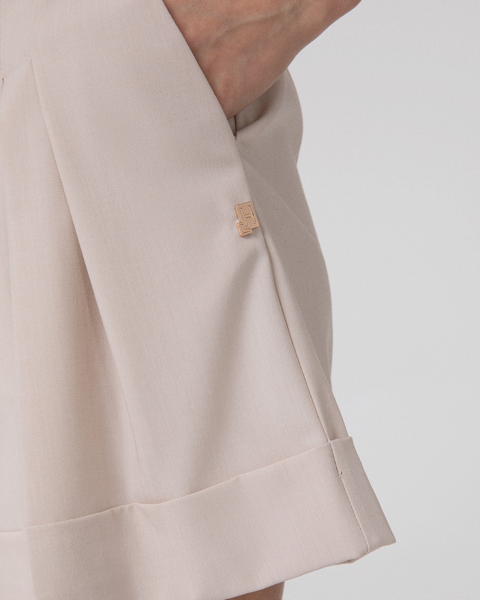 SHORTS CON RISVOLTO E PENCES