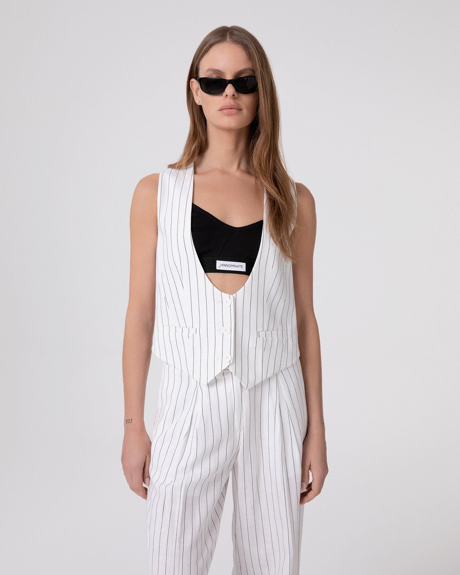 GILET CON SCOLLO AMPIO IN LINO GESSATO