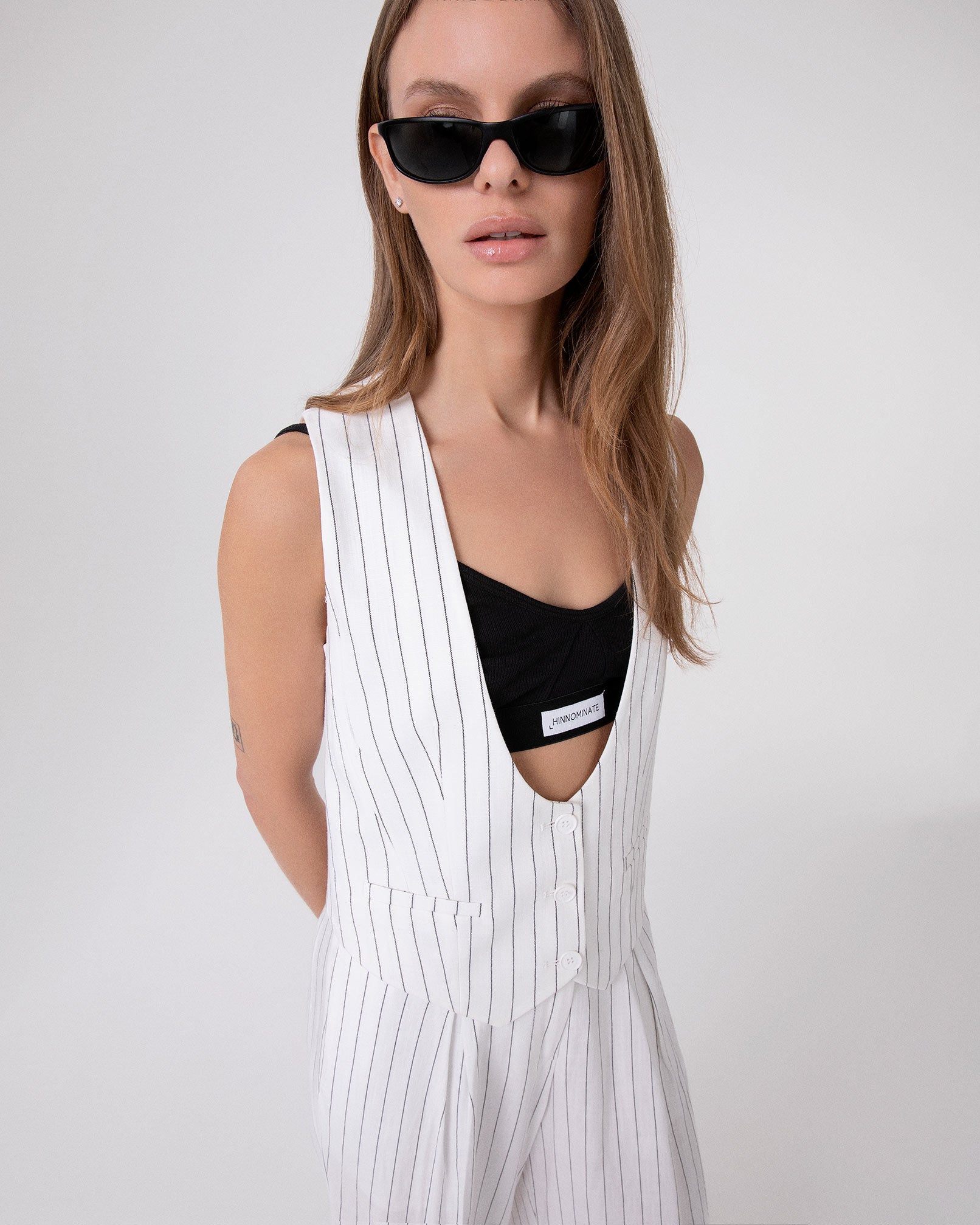 GILET CON SCOLLO AMPIO IN LINO GESSATO