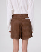 SHORTS CON RISVOLTO E PENCES IN LINO GESSATO
