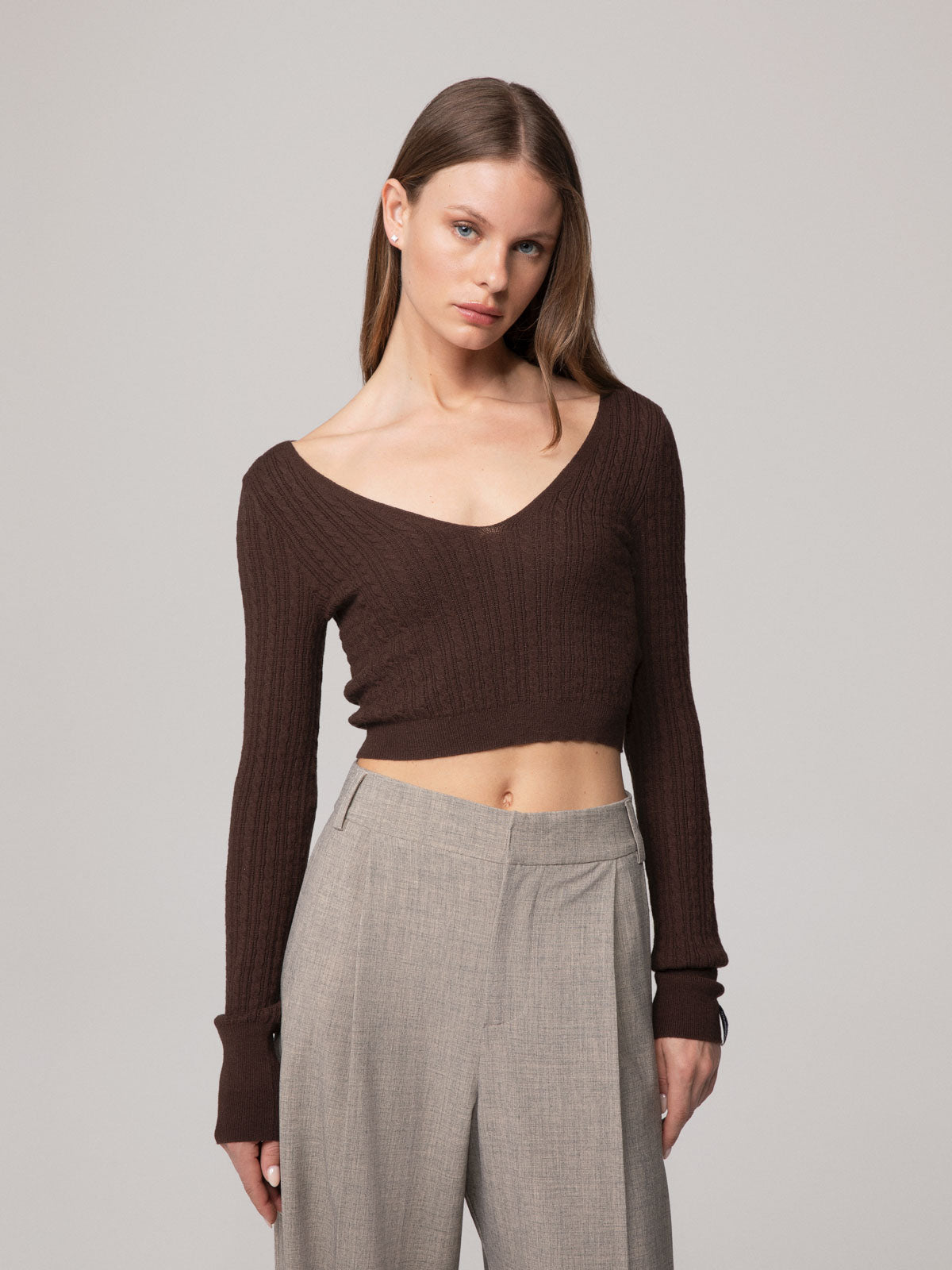 CARDIGAN CORTO IN MAGLIA CON DETAGLIO SUL RETRO