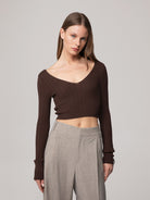 CARDIGAN CORTO IN MAGLIA CON DETAGLIO SUL RETRO