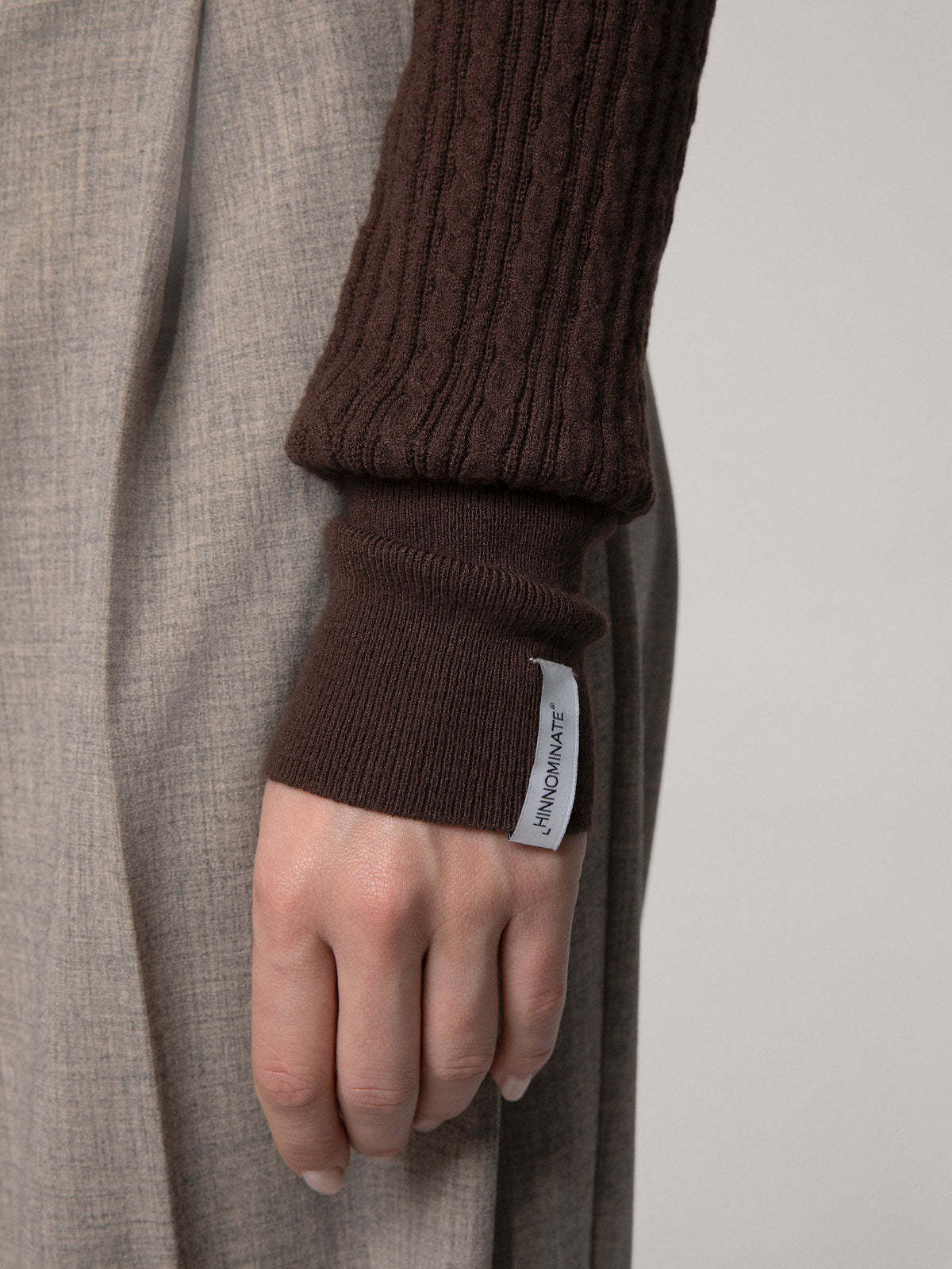 CARDIGAN CORTO IN MAGLIA CON DETAGLIO SUL RETRO