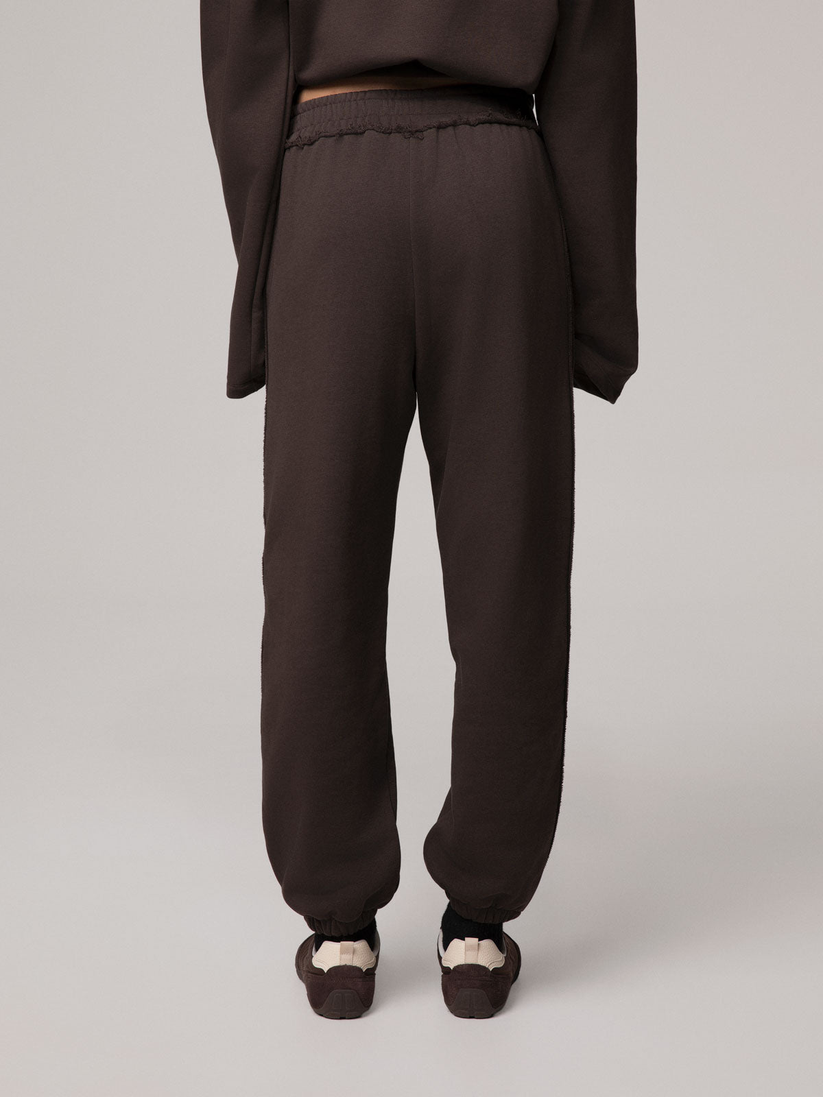 PANTALONE BASICO CON PARTI A ROVESCIO
