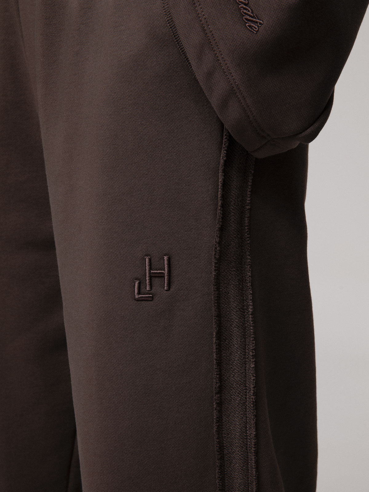PANTALONE BASICO CON PARTI A ROVESCIO