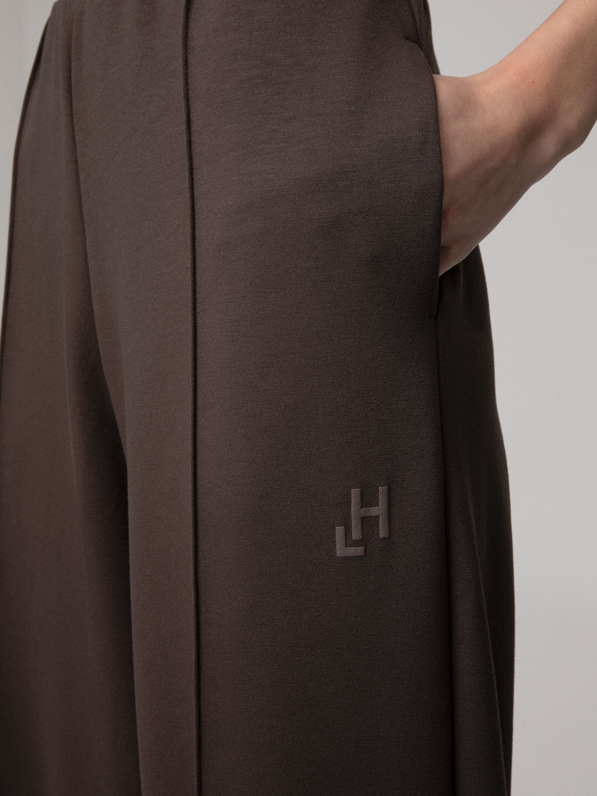 PANTALONE IN VISCOSA CON NERVATURE