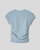 T-shirt in bielastico smanicata con arricciature sui fianchi • Azzurro polvere